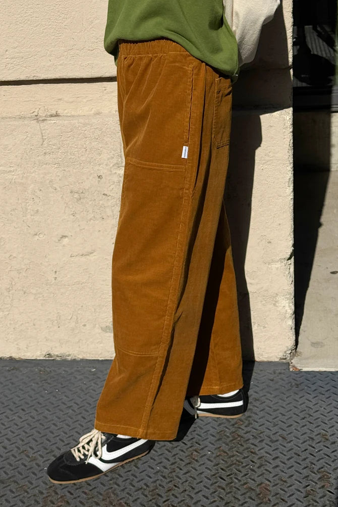 Le Bon Shoppe Gardener’s Pant in Whiskey corduroy, featuring a relaxed wide-leg silhouette, an elastic waistband, and side pockets.